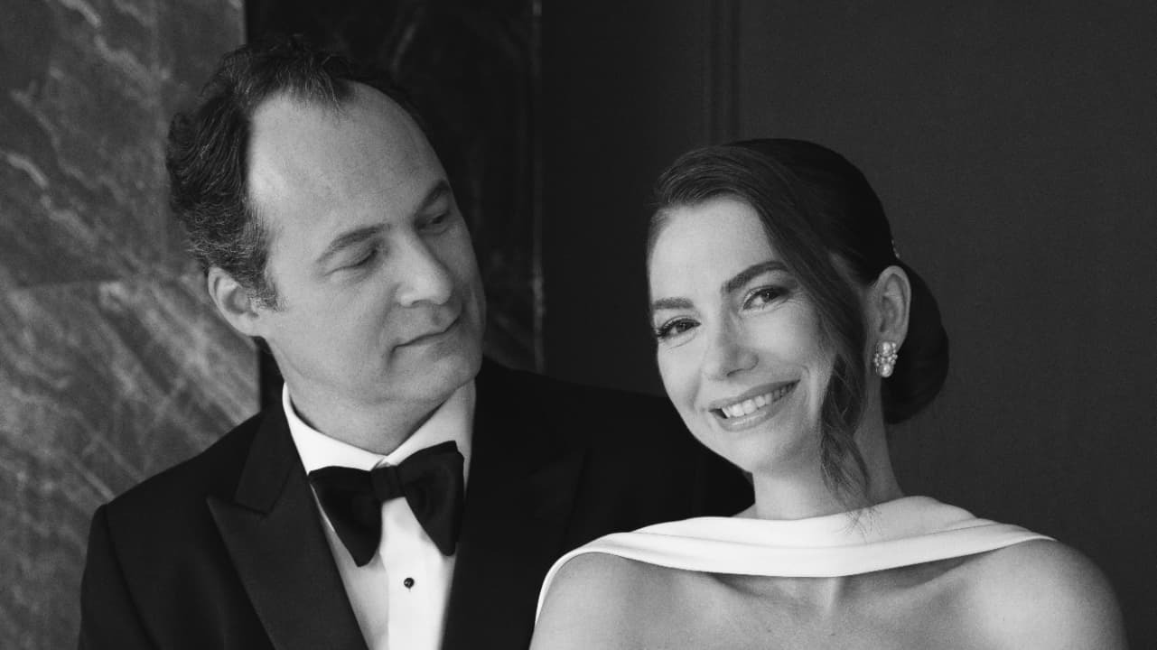 Couple élégant en noir et blanc célébrant son anniversaire de mariage